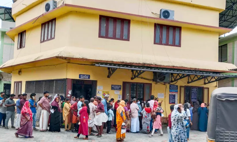 ആലത്തൂർ താലൂക്ക് ആശുപത്രിയിൽ കാത്തുനിൽപ്പ് മുറ്റത്ത്