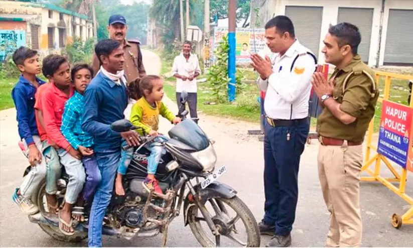 Overloading,Children,Bicycle,Police,Batons, ഏഴുപേർ, ഉത്തർപ്രദേശ്, ഹാപുർ, ഓവർലോഡ്, പൊലീസ്, പിഴ