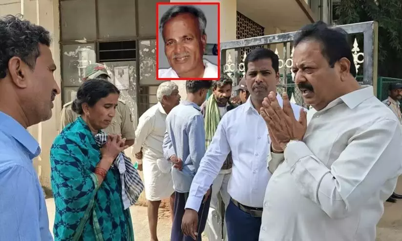 മാണ്ഡ്യ കലക്ടറേറ്റിന് മുന്നിൽ കർഷകൻ തീക്കൊളുത്തി മരിച്ചു; കടുംകൈക്ക് കാരണം ഭൂമിതർക്കം മാണ്ഡ്യ കലക്ടറേറ്റിന് മുന്നിൽ കർഷകൻ തീക്കൊളുത്തി മരിച്ചു; കടുംകൈക്ക് കാരണം ഭൂമിതർക്കം