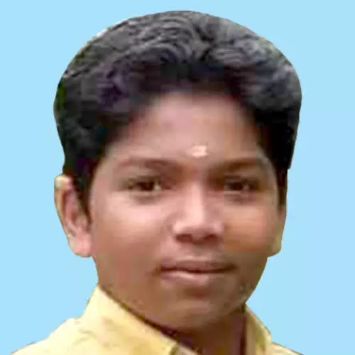 വാ​നും ബൈ​ക്കും കൂ​ട്ടി​യി​ടി​ച്ച് വി​ദ്യാ​ർ​ഥി മ​രി​ച്ചു