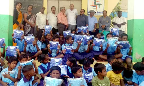 വിദ്യാർഥികൾക്ക് യൂനിഫോം വിതരണം ചെയ്തു