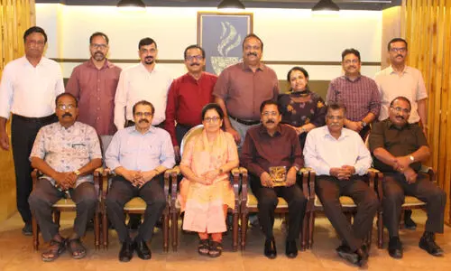 ‘മ​ന്ന’ പ്ര​സി​ഡ​ന്‍റ് ടി.​ഐ. വ​ർ​ഗീ​സി​ന് യാ​ത്ര​യ​യ​പ്പ് ന​ൽ​കി