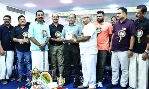 അ​ബൂ​ബ​ക്ക​ർ ഇ​രി​ങ്ങ​ണ്ണൂ​രി​ന് യാ​ത്ര​യ​യ​പ്പ് ന​ൽ​കി കെ.​എം.​സി.​സി