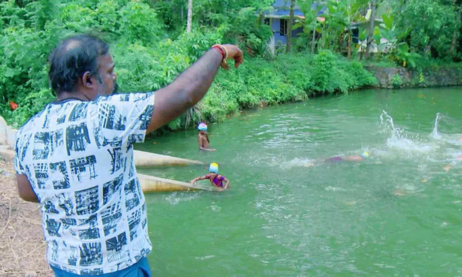 ജീ​വി​തം തി​രി​കെ ന​ൽ​കി​യ നീ​ന്ത​ലി​നെ ചേ​ർ​ത്തു​പി​ടി​ച്ച് അ​രു​ൺ രാ​ജ്