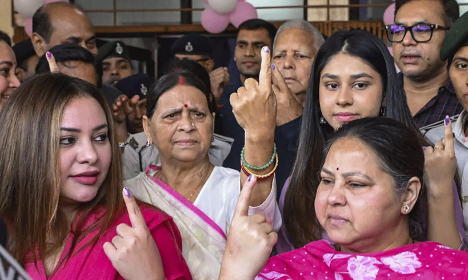 ബിഹാറിൽ മൂന്നു മണി വരെ  53 ശതമാനം പോളിങ്; മഹാസഖ്യത്തിന് സ്വാധീനുള്ള ബൂത്തുകളിൽ വൈദ്യുതി വിച്ഛേദിക്കുന്നുവെന്ന് പ്രതിപക്ഷം