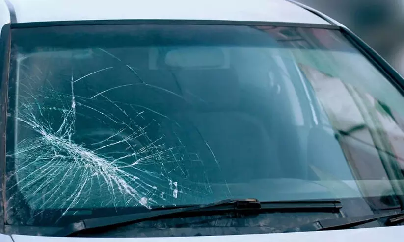 കാ​റി​ന്റെ ചി​ല്ല് ത​ക​ർ​ത്ത് ര​ണ്ടു​ല​ക്ഷം ക​വ​ർ​ന്നു