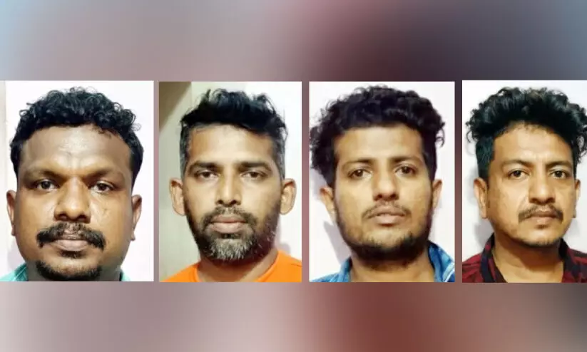 ഒരു കോടിയുടെ സ്വര്ണവും പണവും കവര്ന്ന സംഭവത്തില് നാലുപേര് പിടിയില് ഒരു കോടിയുടെ സ്വര്ണവും പണവും കവര്ന്ന സംഭവത്തില് നാലുപേര് പിടിയില്