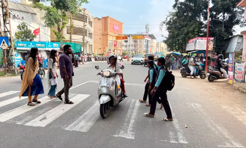 സീബ്രാലൈൻ സൂക്ഷിച്ചില്ലെങ്കിൽ ലൈസൻസ് പോകും സീബ്രാലൈൻ സൂക്ഷിച്ചില്ലെങ്കിൽ ലൈസൻസ് പോകും