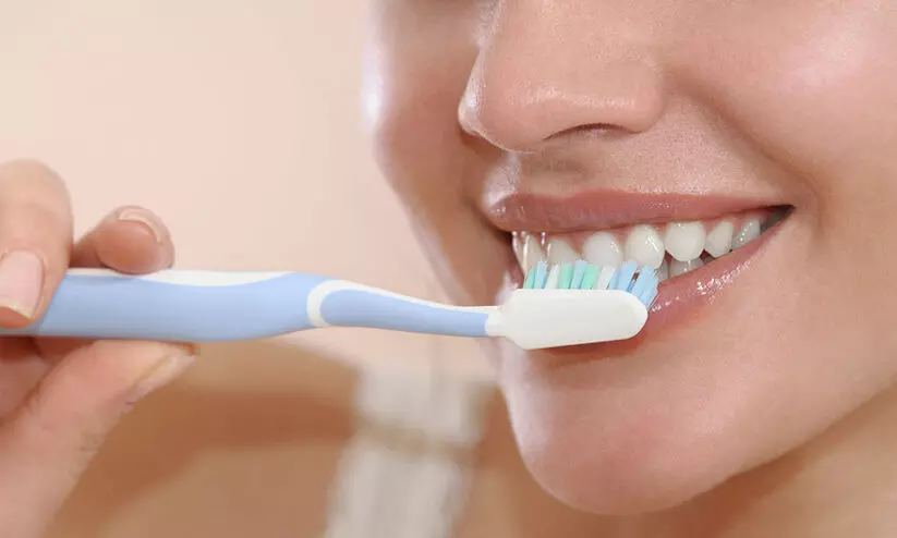 ഒരു ദിവസം രണ്ടുനേരം ബ്രഷ് ചെയ്യുന്നവരാണോ? ചില കാര്യങ്ങൾ ശ്രദ്ധിക്കണം