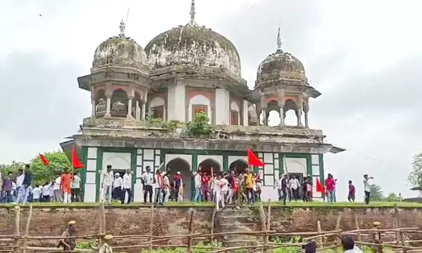ശിവലിംഗമുണ്ടെന്നും ക്ഷേത്രമായിരുന്നെന്നും; ഫത്തേപുർ കുടീരത്തിൽ പൂജക്ക് ശ്രമിച്ച 20 സ്ത്രീകൾക്കെതിരെ കേസ് ശിവലിംഗമുണ്ടെന്നും ക്ഷേത്രമായിരുന്നെന്നും; ഫത്തേപുർ കുടീരത്തിൽ പൂജക്ക് ശ്രമിച്ച 20 സ്ത്രീകൾക്കെതിരെ കേസ്