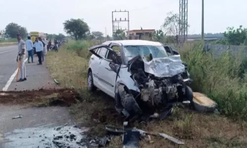 കൊ​റി​യ​ർ സ​ർ​വി​സ് വാ​ഹ​ന​വും കാ​റും കൂ​ട്ടി​യി​ടി​ച്ച് മൂ​ന്നു​മ​ര​ണം