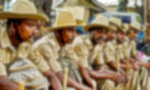 പൊ​ലീ​സു​കാ​ർ​ക്ക് സ​സ്​​പെ​ൻ​ഷ​ൻ