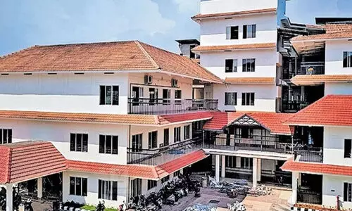 വടകര നഗരസഭ ഓഫിസിലെ ക്രമക്കേട്: നാല് ഉദ്യോഗസ്ഥർക്ക് കൂടി സസ്‌പെൻഷൻ, മന്ത്രിയുടെ ഓഫിസിന്റെ ഇടപെടലിൽ ഫയലുകൾ തിരിച്ചുവിളിപ്പിച്ചു