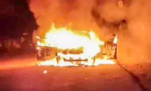 കാർ കത്തിനശിച്ചു; ഡ്രൈവർ രക്ഷപ്പെട്ടു