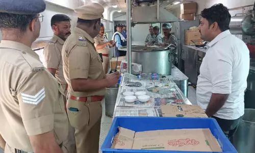 ട്രെ​യി​നു​ക​ളി​ൽ വ്യാ​പ​ക പ​രി​ശോ​ധ​ന ന​ട​ത്തി പൊ​ലീ​സ്