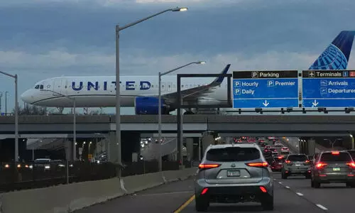 ഷട്ട്ഡൗൺ തുടരുന്നു; 40 പ്രധാന വിമാനത്താവളങ്ങളിലെ സർവിസുകളുടെ 10ശതമാനം വെട്ടിക്കുറക്കാൻ ട്രംപ് ഭരണകൂടം