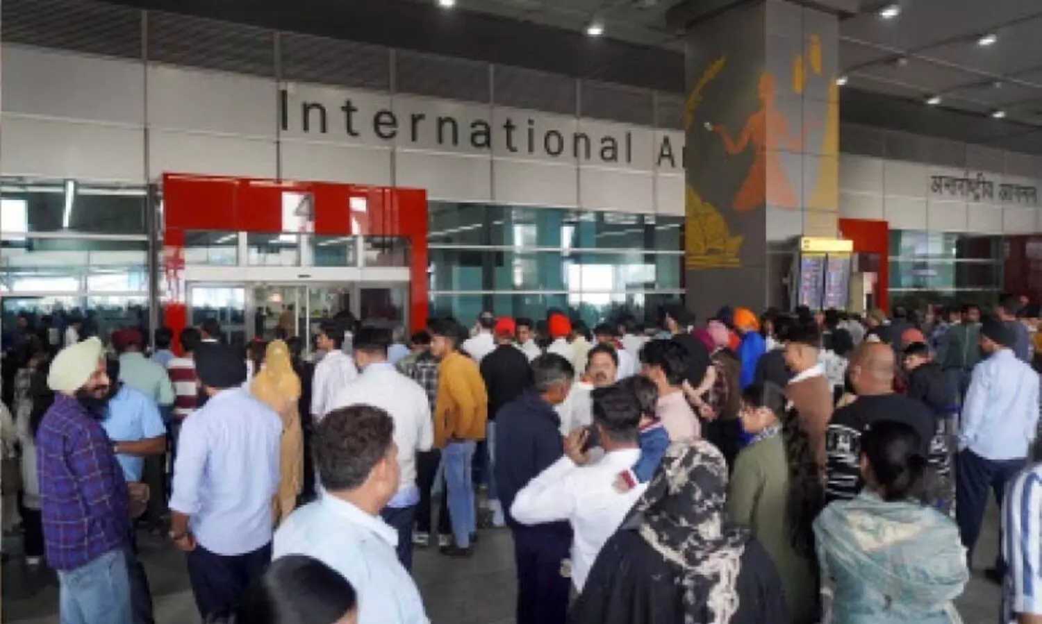 ഡൽഹി വിമാനത്താവളത്തിൽ സാങ്കേതിക തകരാർ; 400 വിമാനങ്ങൾ വൈകി