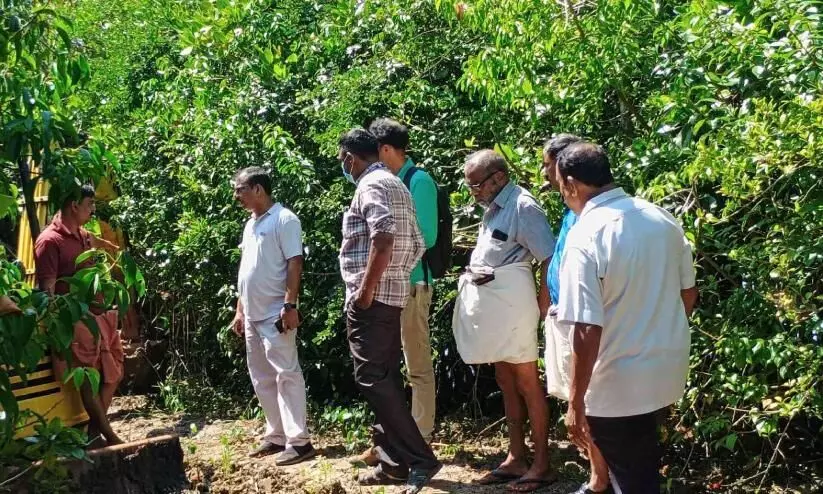 കുഞ്ഞിമംഗലത്ത് നീർത്തടം നികത്തിയ മണ്ണ് തിരിച്ചെടുത്തുതുടങ്ങി