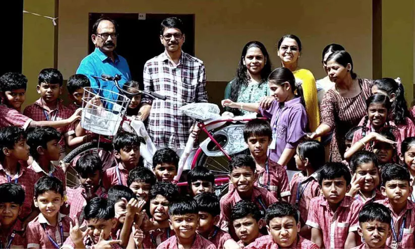 കൂട്ടുകാരിക്ക് സൈക്കിൾ സമ്മാനിച്ച് ജുസൈറ കൂട്ടുകാരിക്ക് സൈക്കിൾ സമ്മാനിച്ച് ജുസൈറ