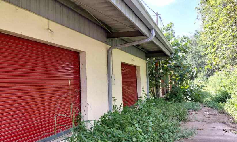 കോടികൾ ചിലവഴിച്ച് നിർമിച്ച ജില്ല പഞ്ചായത്തിന്റെ വ്യവസായ എസ്റ്റേറ്റ് നോക്കുകുത്തിയായി കോടികൾ ചിലവഴിച്ച് നിർമിച്ച ജില്ല പഞ്ചായത്തിന്റെ വ്യവസായ എസ്റ്റേറ്റ് നോക്കുകുത്തിയായി