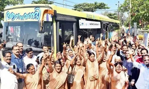 ‘ആനന്ദവണ്ടിയിൽ’ സർക്കീട്ടടിക്കാം; വയോജനങ്ങൾക്ക് ഉല്ലാസയാത്രക്കായുള്ള ബസ് സർവിസ് തുടങ്ങി