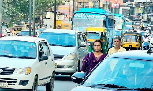ദേശീയപാതയിൽ അഴിയാക്കുരുക്ക്; ബസുകൾക്ക് ഓടിയെത്താൻ പെടാപ്പാട് ദേശീയപാതയിൽ അഴിയാക്കുരുക്ക്; ബസുകൾക്ക് ഓടിയെത്താൻ പെടാപ്പാട്