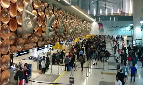 എയർ ട്രാഫിക് കൺട്രോൾ സംവിധാനത്തിൽ തകരാർ; ഡൽഹി വിമാനത്താവളത്തിൽ നൂറോളം വിമാനസർവീസുകൾ വൈകി, യാത്രക്കാർ ദുരിതത്തിൽ