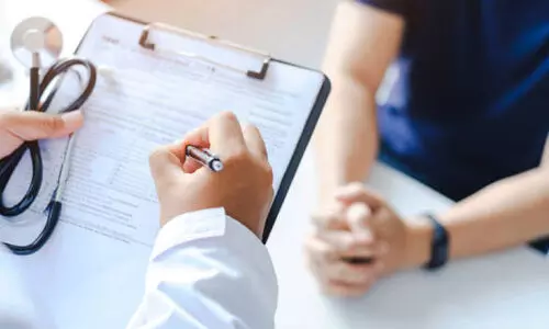 സ​ർ​ക്കാ​ർ ആ​ശു​പ​ത്രി​ക​ളി​ൽ പ്ര​വാ​സി​ക​ൾ​ക്ക് ഫീ​സ് കൂ​ട്ടാ​ൻ നി​ർ​ദേ​ശം