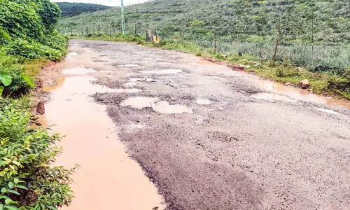 റോഡ് തകർന്നു; സ്വകാര്യ ബസുകൾ സർവിസ് നിർത്തുന്നു