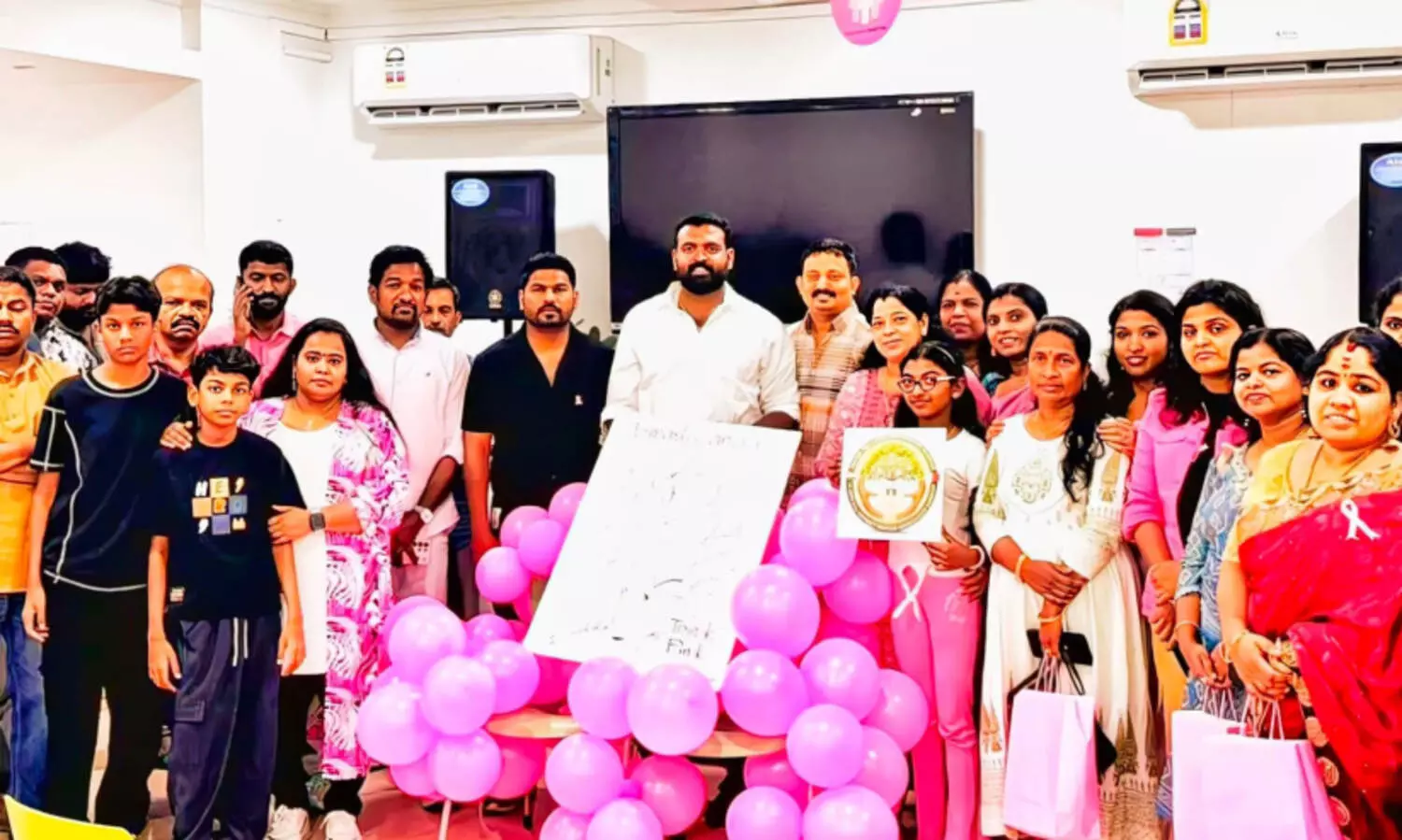 സ്ത​നാ​ർ​ബു​ദ ബോ​ധ​വ​ത്ക​ര​ണ ക്യാ​മ്പ്