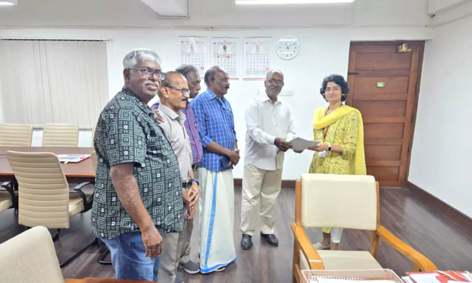 മ​ട​ങ്ങി​യ പ്ര​വാ​സി​ക​ളെ ‘നോ​ർ​ക്ക കെ​യ​ർ’ ഇ​ൻ​ഷു​റ​ൻ​സി​ൽ ഉ​ൾ​പ്പെ​ടു​ത്ത​ൽ പ​രി​ഗ​ണ​ന​യി​ൽ