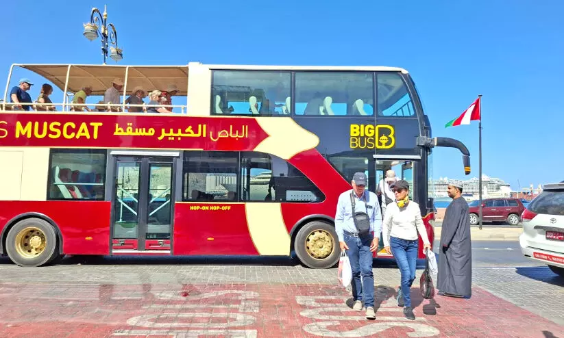 വിനോദസഞ്ചാരികൾ മത്രയിൽ ബസിൽ നഗരം ചുറ്റാനിറങ്ങിയപ്പോൾ