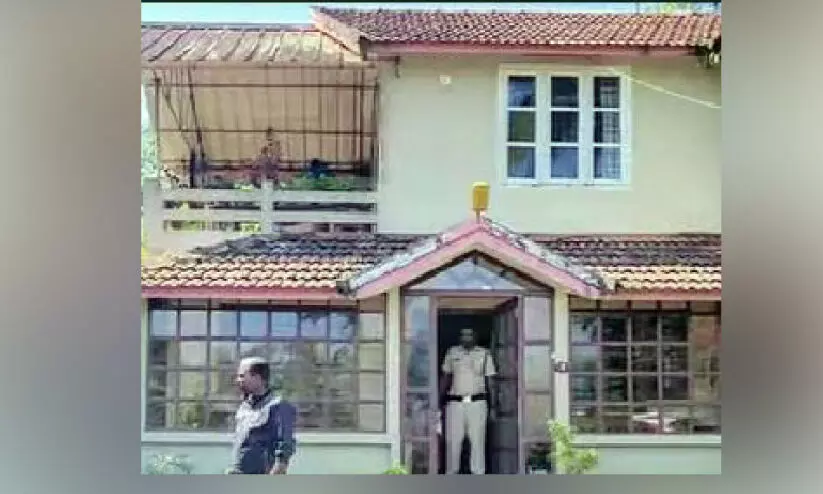 മീനങ്ങാടിയിൽ വീട് കുത്തിത്തുറന്ന് മോഷണം; 12 പവൻ സ്വർണവും പണവും കവർന്നു മീനങ്ങാടിയിൽ വീട് കുത്തിത്തുറന്ന് മോഷണം; 12 പവൻ സ്വർണവും പണവും കവർന്നു