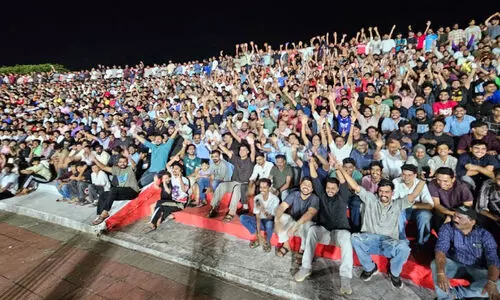 ആവേശക്കടലായി കണ്ണൂരിൽ സൂപ്പര് ലീഗ് ആവേശക്കടലായി കണ്ണൂരിൽ സൂപ്പര് ലീഗ്