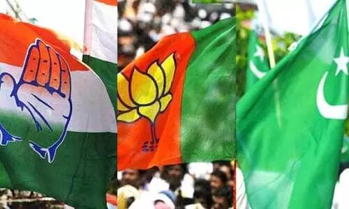 എ​ൺ​പ​തു​ക​ളി​ലെ   ക​രു​ണാ​ക​ര​ൻ-മു​കു​ന്ദ​ൻ   അ​ച്ചു​ത​ണ്ട്​