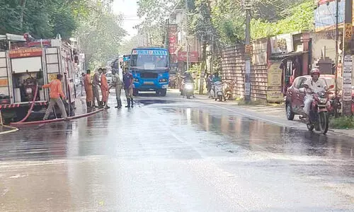 റോഡിൽ വീണ ഓയിലിൽ തെന്നി ഇരുചക്ര വാഹനങ്ങൾ മറിഞ്ഞു