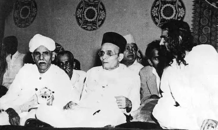 ബു​ദ്ധി​സ്റ്റു​ക​ളെ​യും ഇ​ന്ന് വി​ല​ക്കെ​ടു​ക്കാ​ൻ അ​വ​ർ​ക്കാ​വു​ന്നു