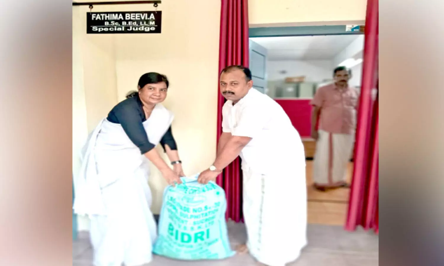 ഇ​ന്ന് ദേ​ശീ​യ നി​യ​മ സേ​വ​ന ദി​നം : ലീ​ഗ​ൽ സ​ർ​വി​സ​സ് ക​മ്മി​റ്റി;  നി​യ​മ​വ​ഴി​യി​ൽ ആ​ലം​ബ​ഹീ​ന​ർ​ക്ക് വ​ഴി​വെ​ളി​ച്ചം