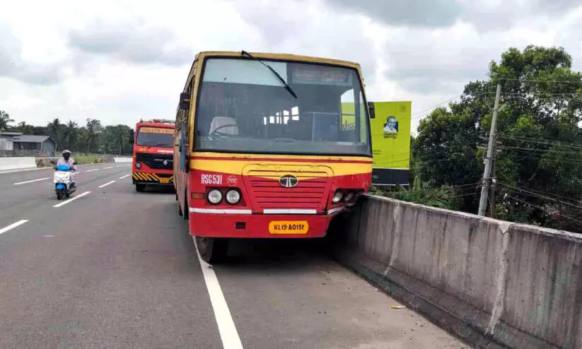 ഉയരപ്പാതയിലെ സംരക്ഷണ ഭിത്തിയിൽ ബസ് ഇടിച്ചുകയറി; ഒഴിവായത് വൻദുരന്തം