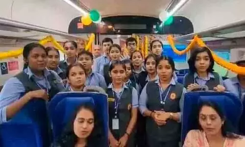 വന്ദേഭാരത് ഉദ്ഘാടനയാത്രയിൽ ആർ.എസ്.എസ് ഗണഗീതം; ഒഴിവാക്കിയ വീഡിയോ വീണ്ടും പങ്കുവെച്ച് ദക്ഷിണ റെയിൽവേ, ഇക്കുറി ഇംഗ്ലീഷ് പരിഭാഷയും