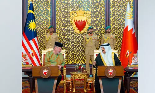 മ​ലേ​ഷ്യ​ൻ രാ​ജാ​വി​നെ സ്വീ​ക​രി​ച്ച് ഹ​മ​ദ് രാ​ജാ​വ്