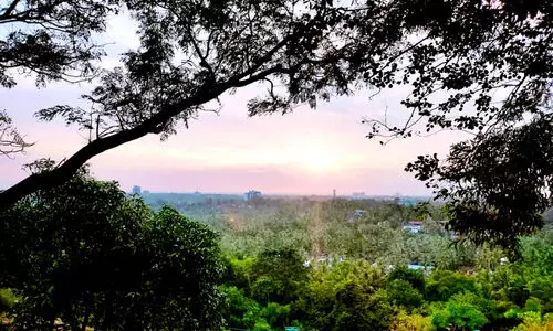 ക​ള​റാ​കും ന​ഗ​ര​ത്തി​ലെ മ​രു​പ്പ​ച്ച; എ​ര​വ​ത്തു​കു​ന്ന് ടൂ​റി​സം പ​ദ്ധ​തി​ക്ക് നാ​ല് കോ​ടി രൂ​പ​യു​ടെ അ​നു​മ​തി