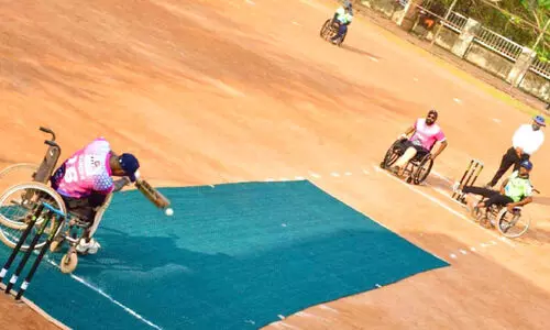 വീൽചെയറിൽ ഇരുന്ന് അവർ ക്രിക്കറ്റ് കളിച്ചു; ആവേശം നിറച്ച് കാണികൾ