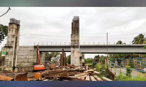 ഇഴഞ്ഞിഴഞ്ഞ് തൃക്കുന്നപ്പുഴ പാലം നിർമാണം; ക്ഷമകെട്ട് ജനങ്ങൾ, ഉറപ്പുനൽകാൻ മടിച്ച് ഭരണാധികാരികൾ