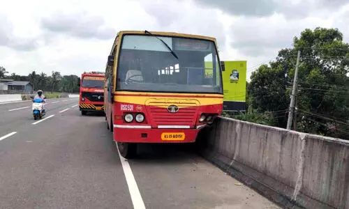 ഉയരപ്പാതയിലെ സംരക്ഷണ ഭിത്തിയിൽ ബസ് ഇടിച്ചുകയറി; ഒഴിവായത് വൻദുരന്തം