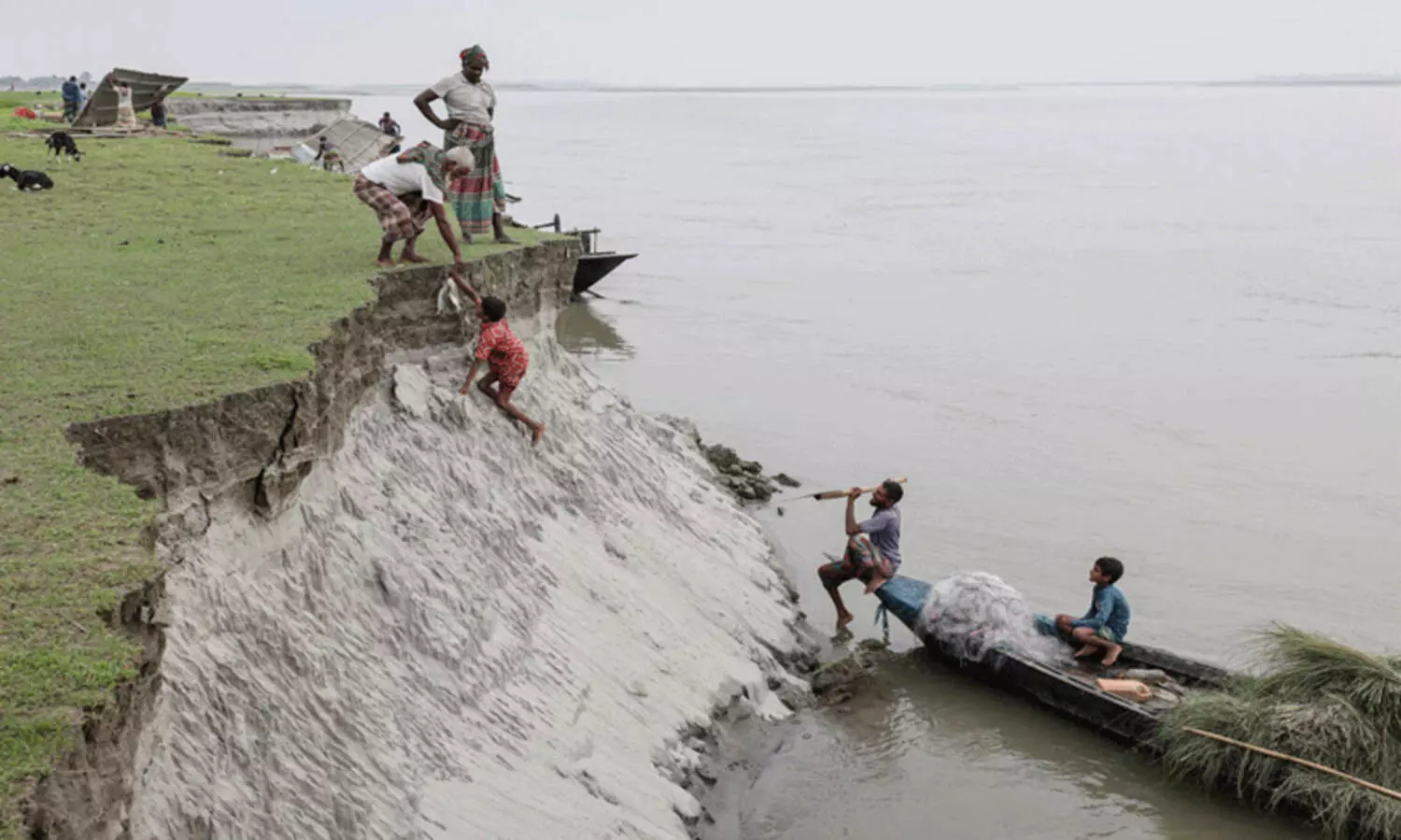 ‘നദി എത്ര തവണ എന്റെ വീടെടുത്തു എന്നതിന് കണക്കില്ല’; കോപ് ഉച്ചകോടി ഗൗനിക്കാത്ത, ഒറ്റരാത്രികൊണ്ട് ബ്രഹ്മപുത്ര വിഴുങ്ങുന്ന ജീവിതങ്ങൾ