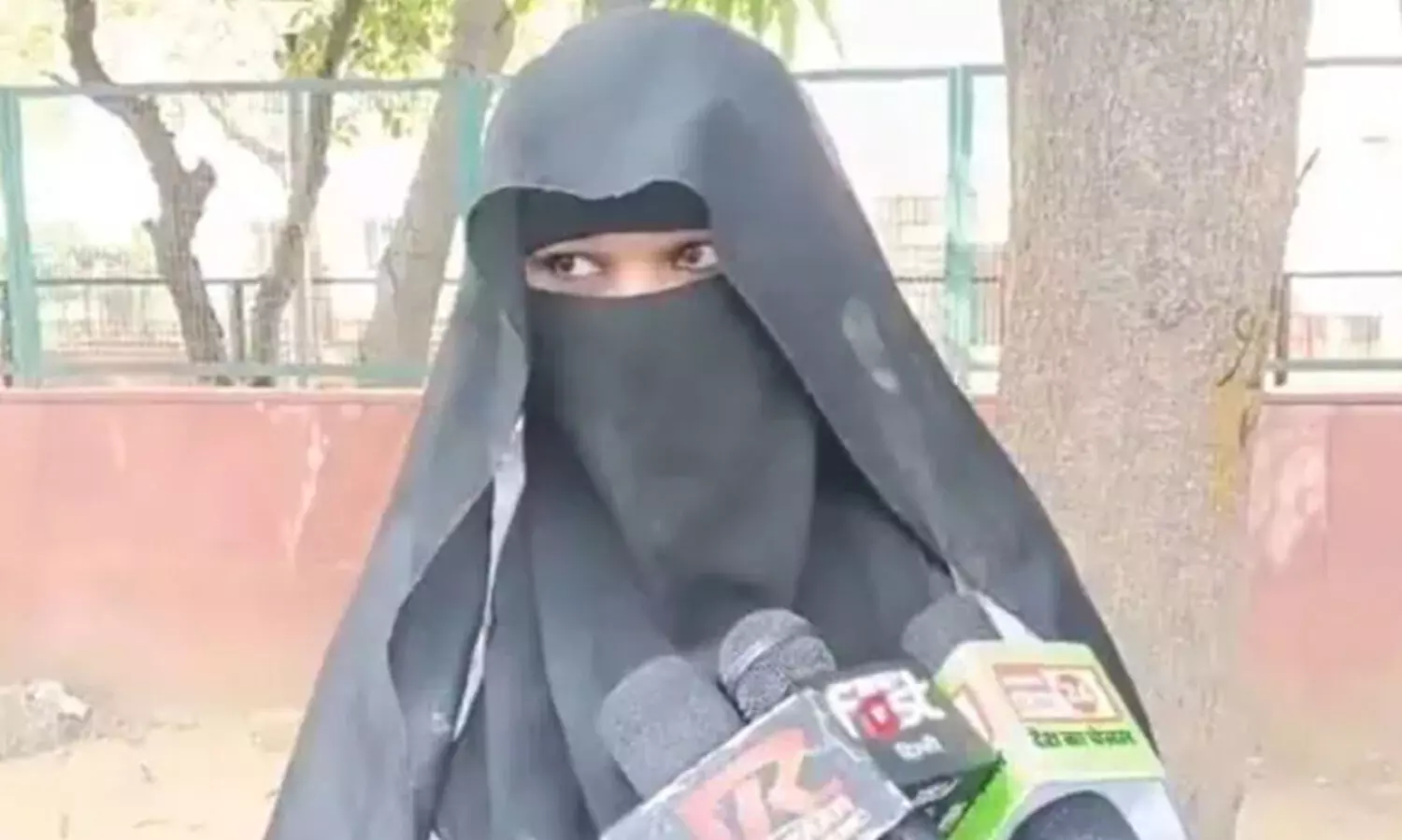 ഇത് ധരിച്ച് നിങ്ങളെ അകത്തേക്ക് വിടില്ല; ഡൽഹിയിലെ സർക്കാർ ആശുപത്രിയിൽ ബുർഖ ധരിച്ചെത്തിയ യുവതിക്ക് പ്രവേശനം നിഷേധിച്ചതായി പരാതി