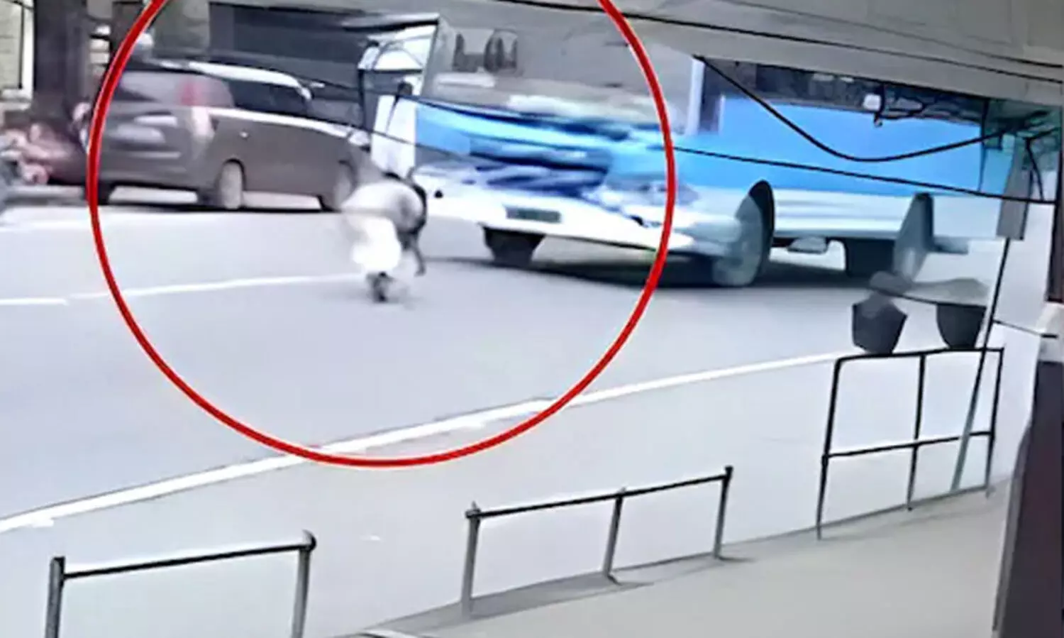 ഭാര്യയെ കാണ്മാമാനില്ലെന്ന് തെറ്റിദ്ധരിച്ചു; മകനുമായി സ്വകാര്യ ബസിന് മുന്നിൽ ചാടി പിതാവിന്റെ ആത്മഹത്യശ്രമം