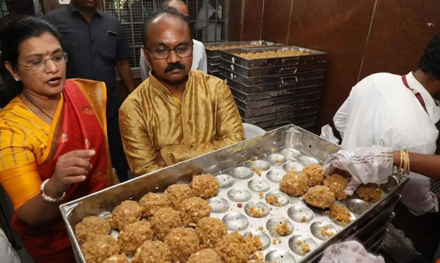 തിരുപ്പതി ക്ഷേത്രത്തിൽ ലഡു പ്രസാദം നിർമിക്കാൻ എത്തിച്ചത് മായം കലർന്ന നെയ്യ്;  250.80 കോടി തട്ടിയതായി കണ്ടെത്തൽ