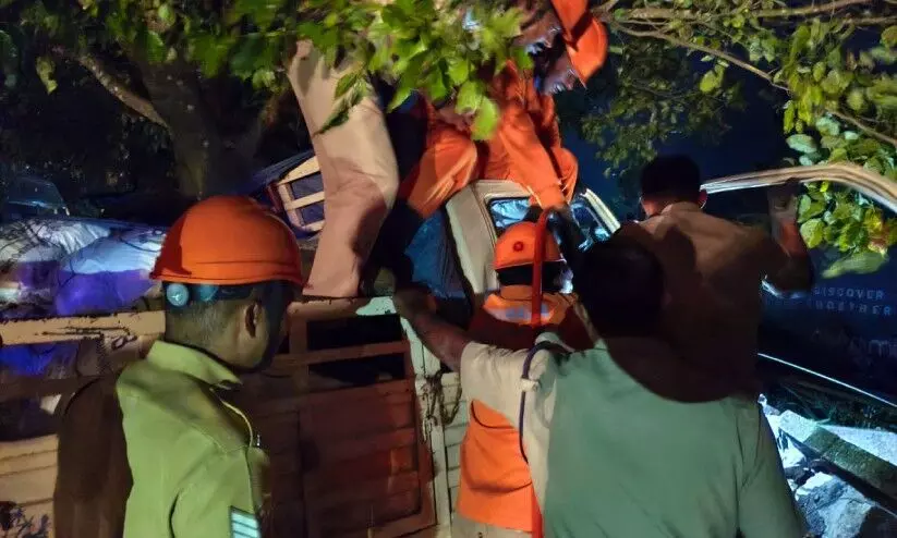 തിരുവല്ലയിൽ മിനിലോറി വൈദ്യുതി പോസ്റ്റിൽ ഇടിച്ചു; ഡ്രൈവറെ രക്ഷപ്പെടുത്തി ഫയർഫോഴ്സ് തിരുവല്ലയിൽ മിനിലോറി വൈദ്യുതി പോസ്റ്റിൽ ഇടിച്ചു; ഡ്രൈവറെ രക്ഷപ്പെടുത്തി ഫയർഫോഴ്സ്